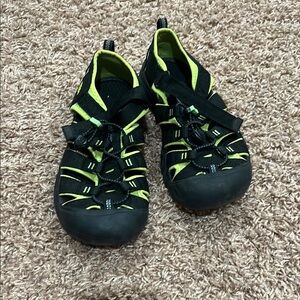 Kids Keens sandals size youth 5